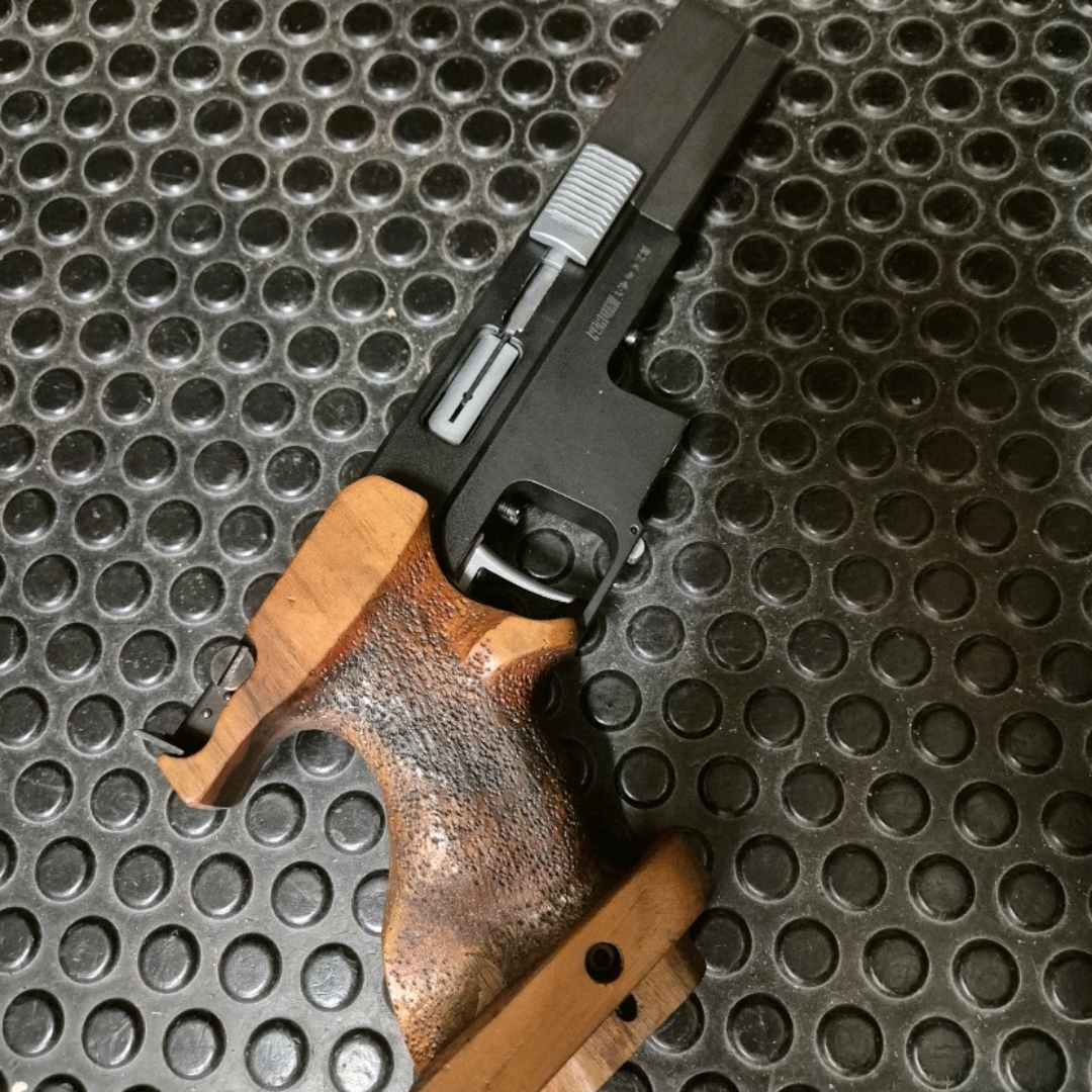 olympicpistol's tweet photo. A beautiful early Pardini SP from the eighties I got to see today at the range #25mpistol #rapidfirepistol #rfp #pardini https://t.co/HFX8Lh7sdk