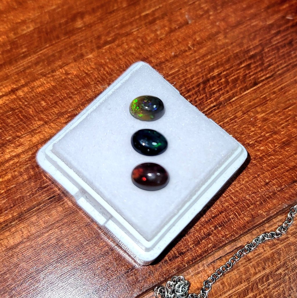 항상 탐라의 예쁜 돌들 보여주셔서 감사합니다 조공.
현생이 바빠서 쉬어가고 있는데 왜째서 팔로워가 자꾸 늘어나는거죠
저는 트친들 돌 보고 히히 이뿌다 하고 맘찍하는 바쁜사람입니다... 절 팔로하셔도 볼게 없어요...