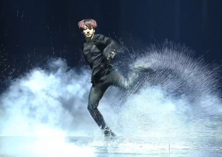 dailyjkpraise's tweet photo. #JUNGKOOK's professionalism on and off stage 

— A thread https://t.co/kj7JcTtysq