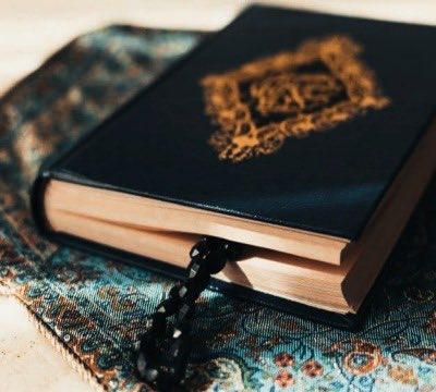 “Bir yurt ki bu, diriler ölü, ölüler diri;

Raflarda toza batmış Peygamberden bildiri..