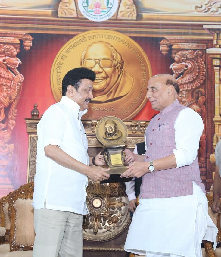 rajnathsingh's tweet photo. Attended the commemorative coin release function to mark the birth centenary of legendary leader Kalaignar M Karunanidhi in Chennai today.

Releasing a commemorative coin in Kalaignar’s memory is a tribute to a life dedicated to progress, justice, and the betterment of society. It serves as a symbol of our collective gratitude and a reminder of the values he championed. 

I am grateful to the Chief Minister of Tamil Nadu, Thiru MK Stalin and the State Government for inviting me to this event.
https://t.co/z98kIpKx6N