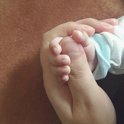 “İnsanın şu 3 haline şaşılır:
Dünyaya hırsla sarılır, halbuki ölüm onu aramaktadır.
Kendisi mes’uliyetlerini unutmuştur, ama unutulmuş değildir.
Güler, ama bilmez ki, Rabbi ondan razı mı, razı değil mi….

Selman-ı Farisi Hz.leri