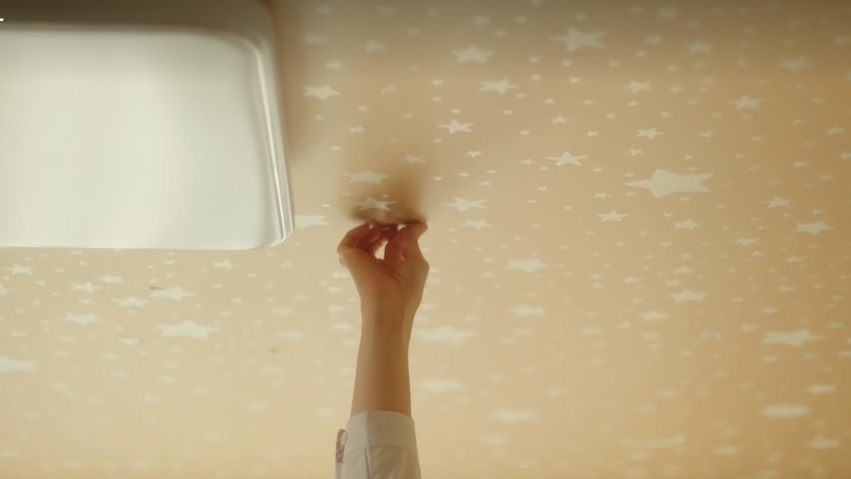 damibeen's tweet photo. this parallel has my whole heart😭🩷after all these years he remembered how she liked to put stars on her room's ceiling so he made sure to include them while renovating her room THE DETAILS 
#LoveNextDoor #LoveNextDoorEp2 https://t.co/tnmFb5TI7i