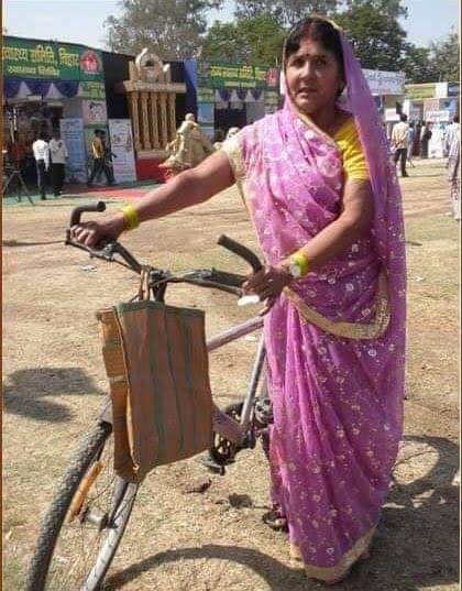 MysticRahulSxna's tweet photo. 66 साल की कक्षा 10 पास ये काकी जब साइकिल से चला कर आती हैं तो लोगो को देख के हंसी आती है पर आप को ये बता दूं ये कोई साधारण महिला नहीं है बल्कि इस वर्ष पद्मश्री जैसे बड़े सम्मान से सम्मानित बिहार की श्रीमती राजकुमारी देवी हैं।
#threadstory (1/7) https://t.co/0vuOLDgRKZ