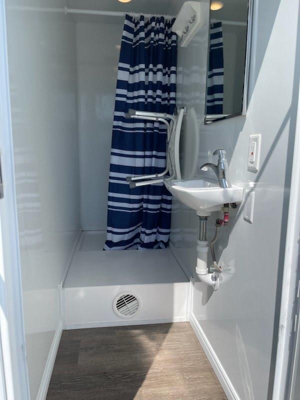 SRQCountyGov's tweet photo. Comfort stations with laundry, hot showers, and restrooms are open at 3340 Bahia Vista St. and 8200 Bee Ridge Road. These stations are set up for community members affected by the storm and are available 24/7. #HurricaneDebby #SarasotaCounty https://t.co/bnhwdQbKSw