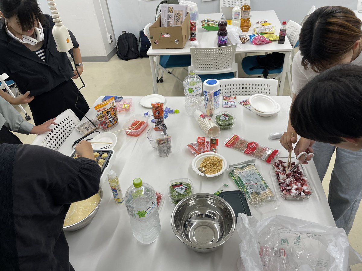 hiruandondemo's tweet photo. 7月末から8月頭のダイジェスト:
来年度に設立予定のひと・まち未来共創学環のシンポジウム、Q2お疲れ様たこ焼きパーティー、そしてオープンキャンパス。
山口大学の国際総合科学部、ひと・まち未来共創学環、人間社会科学研究科(大学院)にご興味のある方は、ぜひご連絡ください(^^) https://t.co/lfeJuQS9zU