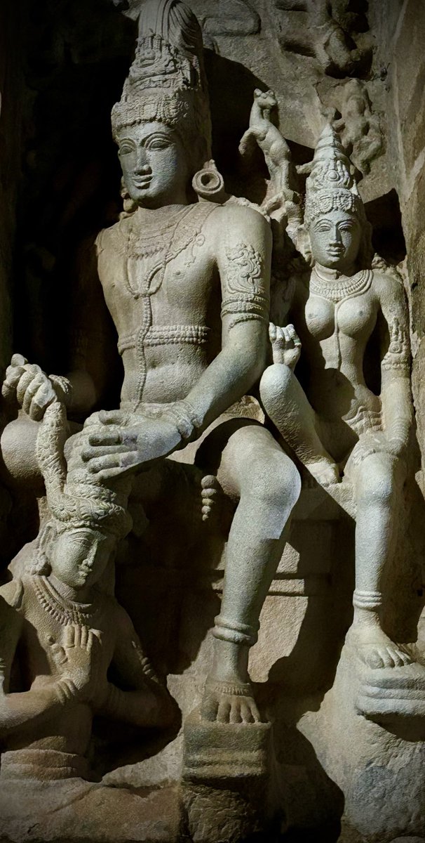 ImSaranyaR's tweet photo. Shiva Parvati and Rajendra chozha etched in granite
#LivingTemples
#UNESCO #WorldHeritageSite
#Gangaikondasozhapuram https://t.co/WlE35J9lzt