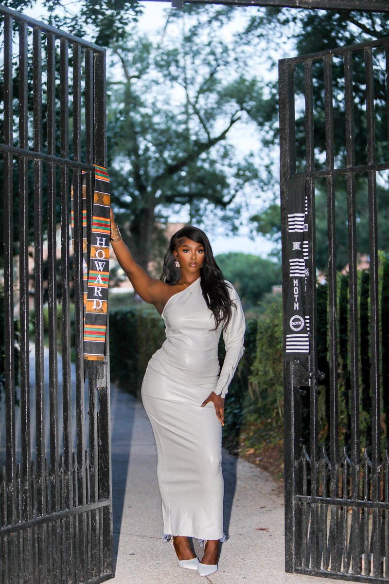 Jemsy14's tweet photo. Just wanted to tell yall I just graduated from THEE Illustrious Howard University at 21 with NO LOANS on my own as an international student. โค๏ธ๐๐๐พ #howardgrad #howardalumni https://t.co/c2cLlOECCu