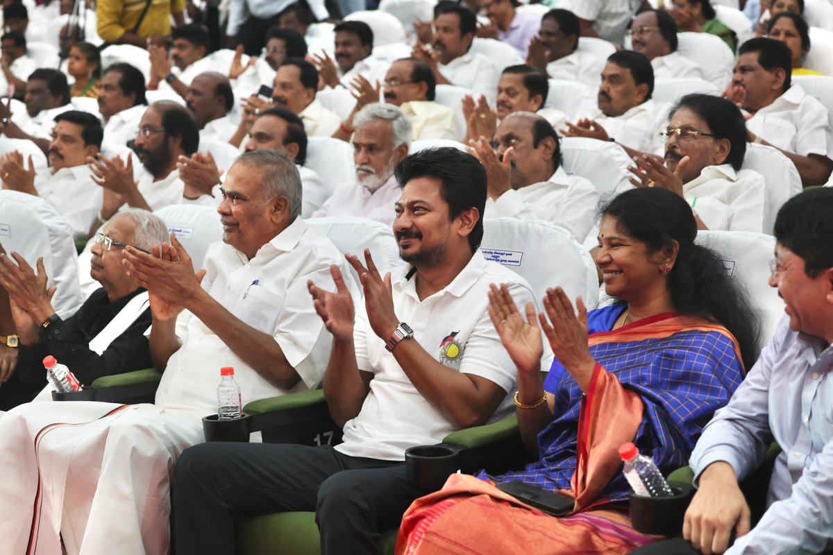 Udhaystalin's tweet photo. தமிழில்  'நா' நயமும்  –  பொதுவாழ்வில் நாணயமும் மிகுந்த நம் முத்தமிழறிஞர் கலைஞர் அவர்களின் நூற்றாண்டு நினைவைப் போற்றி, கலைஞர் அவர்களின் திருவுருவம் பொறிக்கப்பட்ட 100 ரூபாய் நாணயத்தை, மாண்புமிகு முதலமைச்சர் @mkstalin அவர்கள் தலைமையில், மாண்புமிகு ஒன்றிய பாதுகாப்புத் துறை அமைச்சர் @rajnathsingh அவர்கள் வெளியிட்ட நிகழ்வில் இன்று பங்கேற்றோம்.

இந்திய அரசியலின் திசைகாட்டி – நவீன தமிழ்நாட்டின் தந்தை நம் கலைஞர் அவர்களின் திருவுருவம் பொறித்த இந்த  100 ரூபாய் நாணயத்தில், கலைஞரின் கையெழுத்தில் '#தமிழ்_வெல்லும்' என்ற லட்சிய முழக்கமும் இடம்பெற்றுள்ளது.

உலகெங்கும் வாழும் தமிழர்கள் பெருமை கொள்கின்ற உணர்ச்சித் திருவிழா இது.
நன்றிப் பெருக்கால் நிரம்பி இருந்தது கலைவாணர் அரங்கம்!

வாழ்க கலைஞர்! வெல்க தமிழ்!

#KalaignarCommemorativeCoin #Kalaignar100