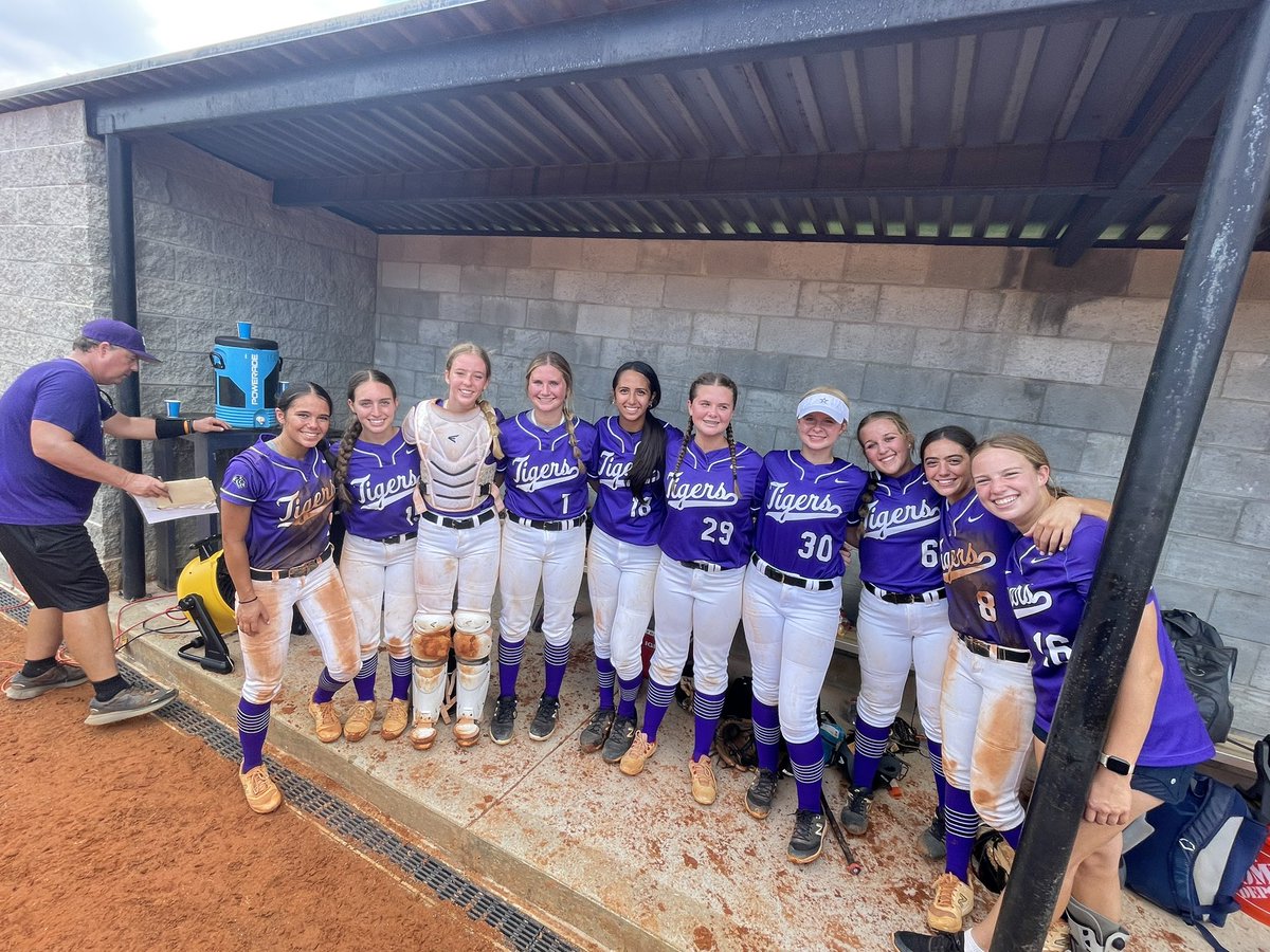 Successful Saturday for KR Softball. 6-3 win over Providence and a 13-5 win over GAC. The Tigers head to Milton on Wed and host St. Francis to open up region play on Thursday. 🥎🔥