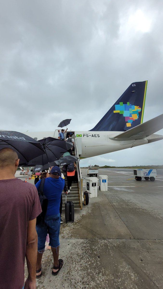 Padrão <a href="/AenaBrasil/">Aena Brasil</a> de qualidade. A empresa administra o aeroporto de João Pessoa há 4 anos e não tem finger (túnel de acesso) para embarque dos passageiros. Sol e chuva no lombo. Parabéns aos envolvidos.
