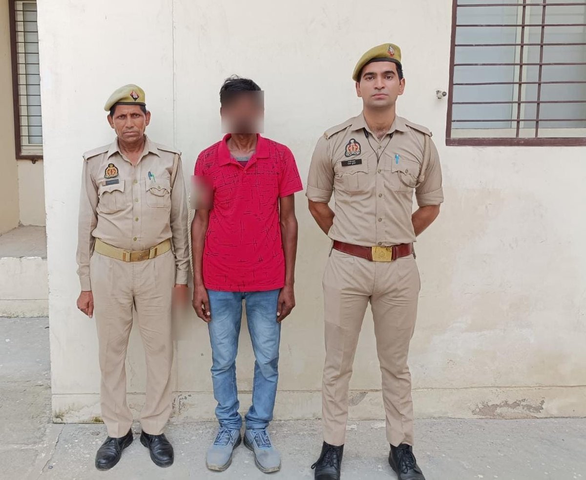 agrapolice's tweet photo. #PoliceCommissionerateAgra

गैंगस्टर एक्ट के अभियोग में वांछित रू0 25,000/- के इनामी 01 अभियुक्त को #सर्विलांस, #एसओजी व #थाना_पर्यटन पुलिस टीम ने किया गिरफ्तार।

#UPPolice https://t.co/ucPiapzXij