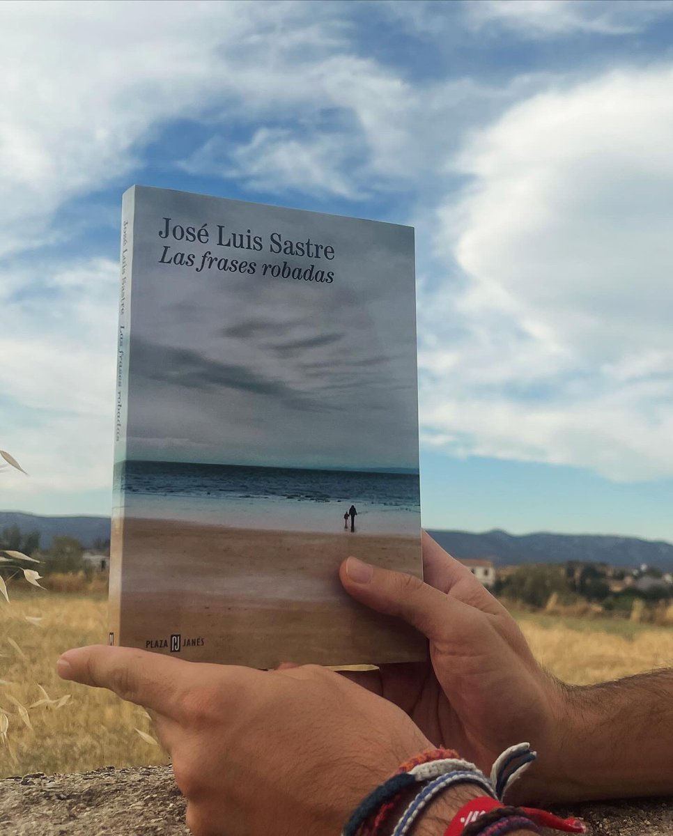 Un día empiezas un párrafo por ver qué sale y una tarde de verano te llega el primer ejemplar. 📚 
El 5 de septiembre, nos vemos en las librerías.