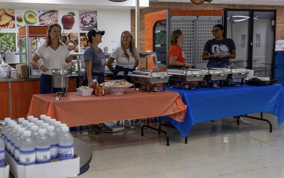 HuskieFB's tweet photo. The start of football is upon us. We finished the first week with full contact scrimmage and our Champions Breakfast for our whole program(180 players)Great start to a full day. Thanks to @belgio_s for a great meal and all the volunteer parents that made this go
#BuiltDifferently https://t.co/PhNV5OoX8Y