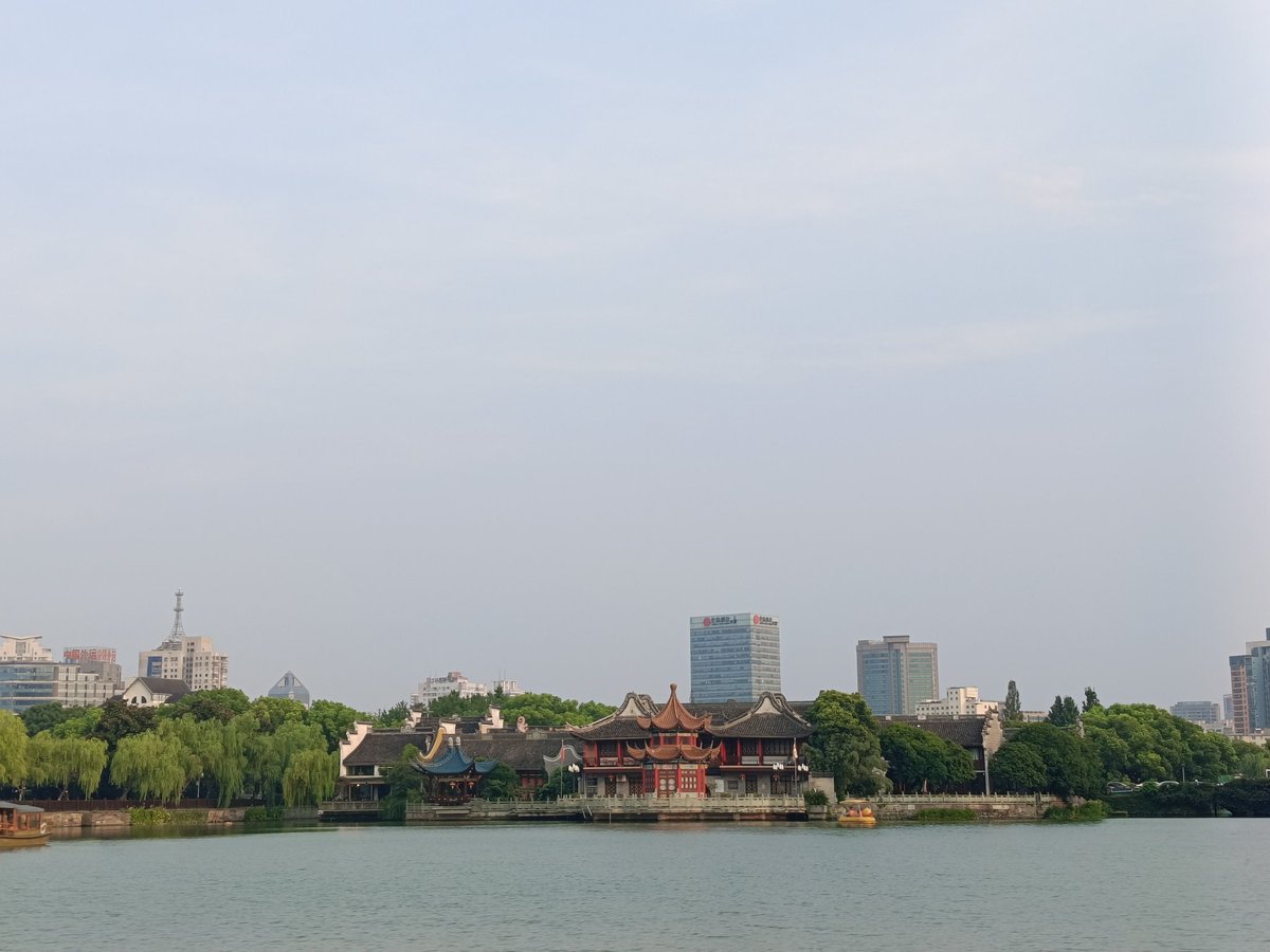 bakulcino's tweet photo. Aku juga g kepikiran kalo bakalan bisa sampe China dgn alasan Business meeting. Hidup ternyata se-plot twist ini, padahal dulu lulus kuliah susah bgt cari kerja, sampe pernah kerja di pemilahan sampah. 
Buruk sangka tuh emang g boleh ya, kalo dulu nyerah mah gabisa gini endingnya https://t.co/bgPGfjvKHj