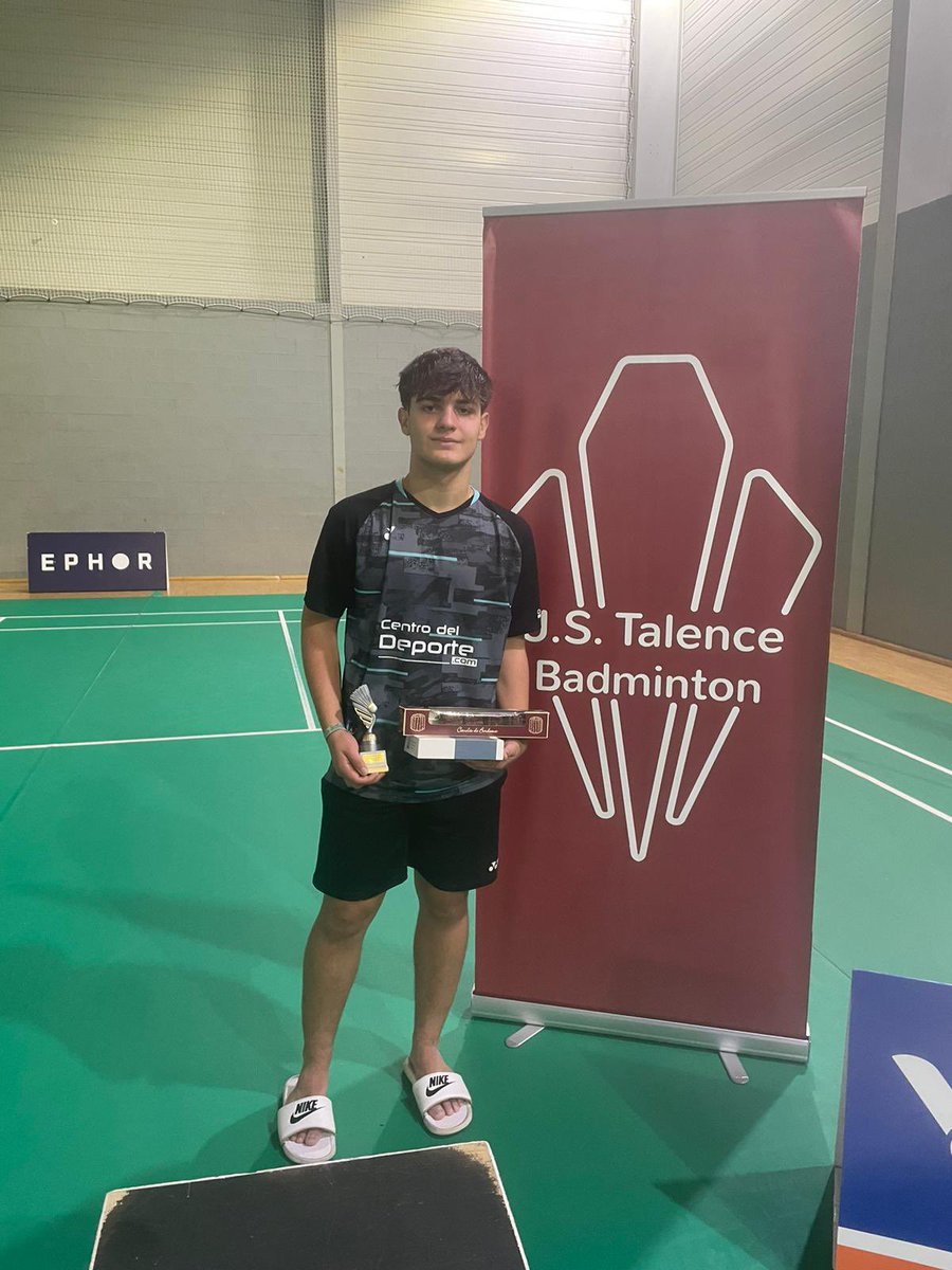 BadmintonHuesca's tweet photo. 🏸 INTERNACIONAL DE TALANCE 🏸

Nuestro jugador Gonzalo Isabal se hace con el campeonato en la modalidad de dobles. En mixtos cedió en semifinales.

Muchas felicidades Gonzalo! https://t.co/EawNqNxfJs