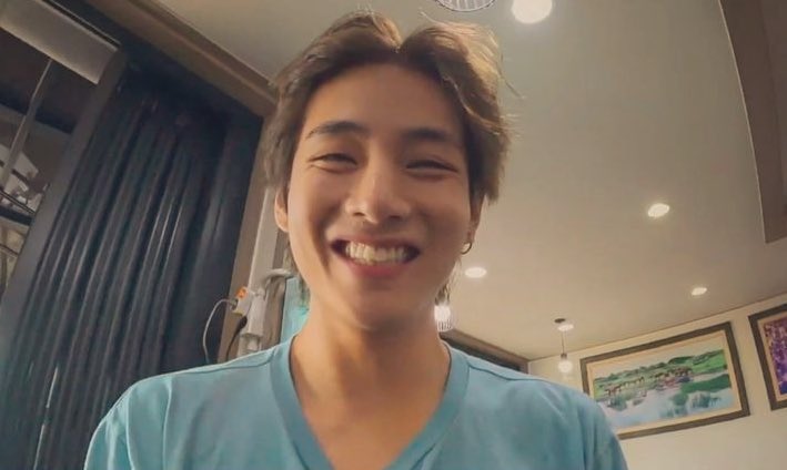 taeteluv_'s tweet photo. in love with his this genre of smile https://t.co/tX5u7MYnI4