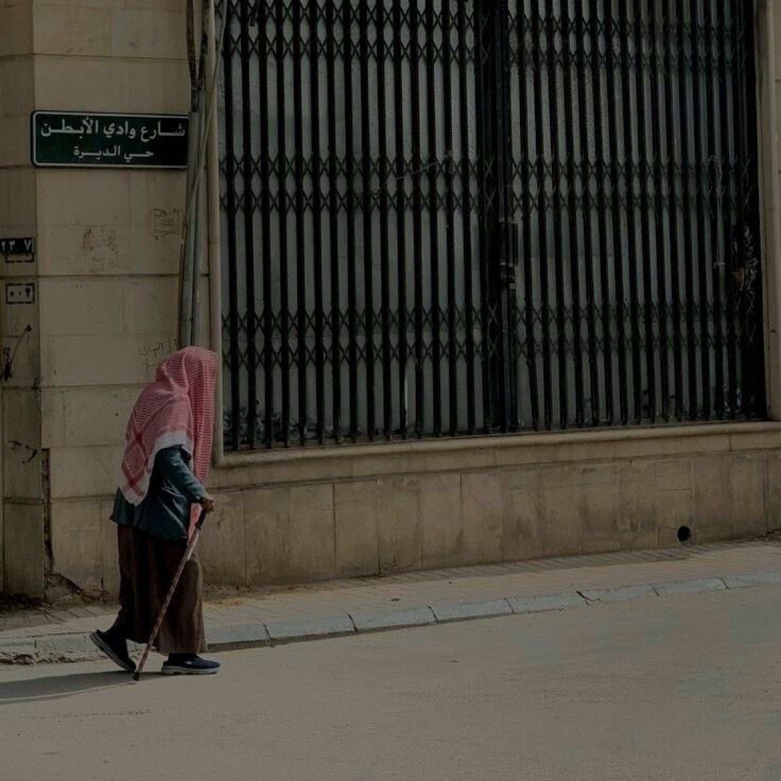 adabeiat's tweet photo. " وما الدَّهرُ إلا جامعٌ ومُفرِّقٌ 
وما الناسُ إلّا راحلٌ ومُودَّعُ " https://t.co/E6NRQqC13R