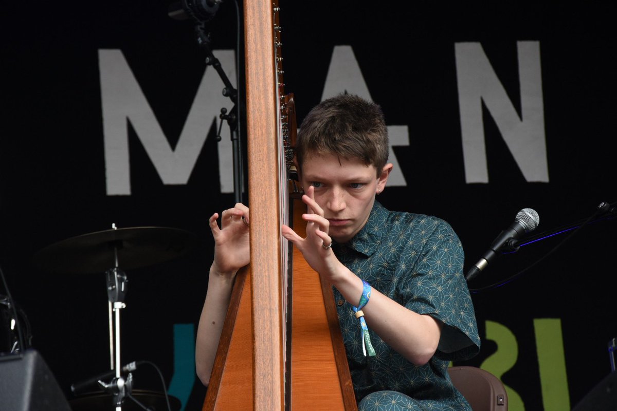 Set ymlaciol ar prynhawn Sul gan <a href="/CerysHafana/">Cerys Hafana</a> yn <a href="/GreenManFest/">Green Man</a> #gwylydyngwyrdd 

Lluniau gan Laura Nunez <a href="/shes_got_spies/">She's Got Spies</a>