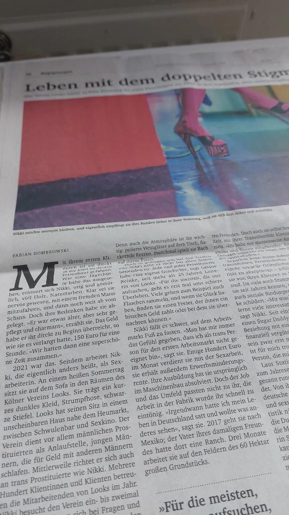 fabidom's tweet photo. Ich war zu Besuch beim Kölner Verein Looks, Anlaufstelle für mann-männliche und trans Prostituierte. Dort habe ich Nikki getroffen, die mir erzählt hat, was #Sexarbeit bedeutet und warum ihr die Tätigkeit auch Spaß macht. Ihr sei von Behörden immer wieder gespiegelt worden, https://t.co/A2sn2sHnLZ