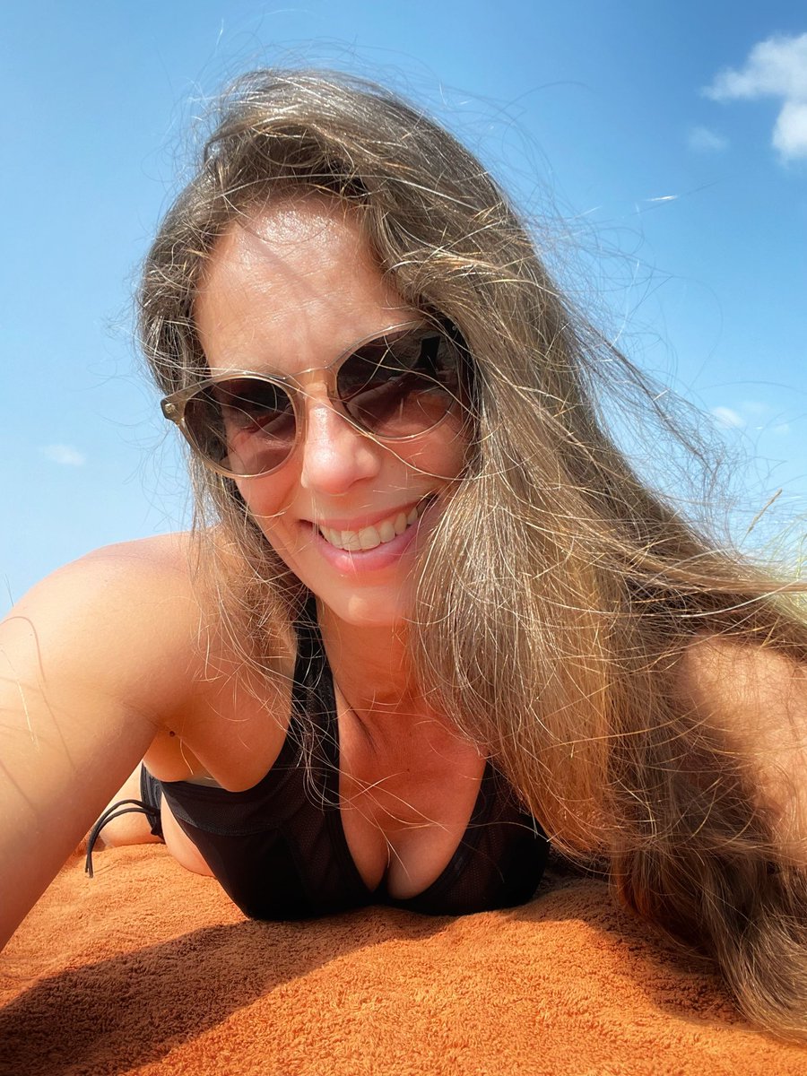 Zon, zee en strand. Dus nog eens tijd voor een vrolijke lach! #altijdeenglimlach #belgischekust #zomer