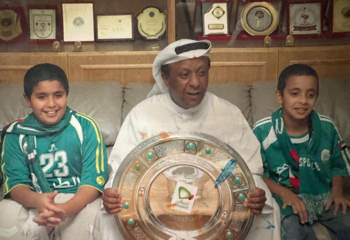 القطب الخضراوي الكبير السيد عبيد بن غالب مع ابناءه غالب وراشد وصورة تذكارية مع درع الدوري 2007/2008

💚💚💚

#نادي_الشباب_العربي 
#سنظل_أوفياء