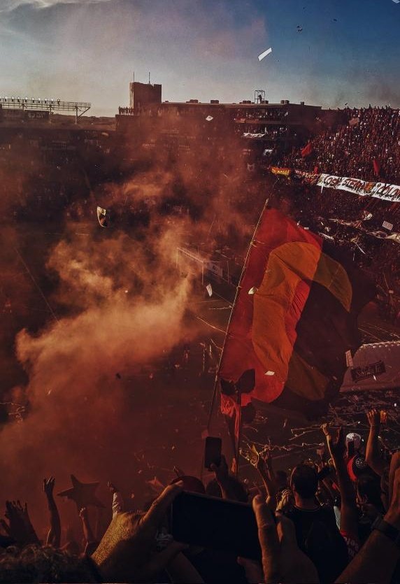 No importa cuánto critique, ni cuánto me enoje.
Siempre que llega un nuevo partido, florecen todo tipo de emociones en mi interior.
Es la ilusión que me condena, Colón querido.