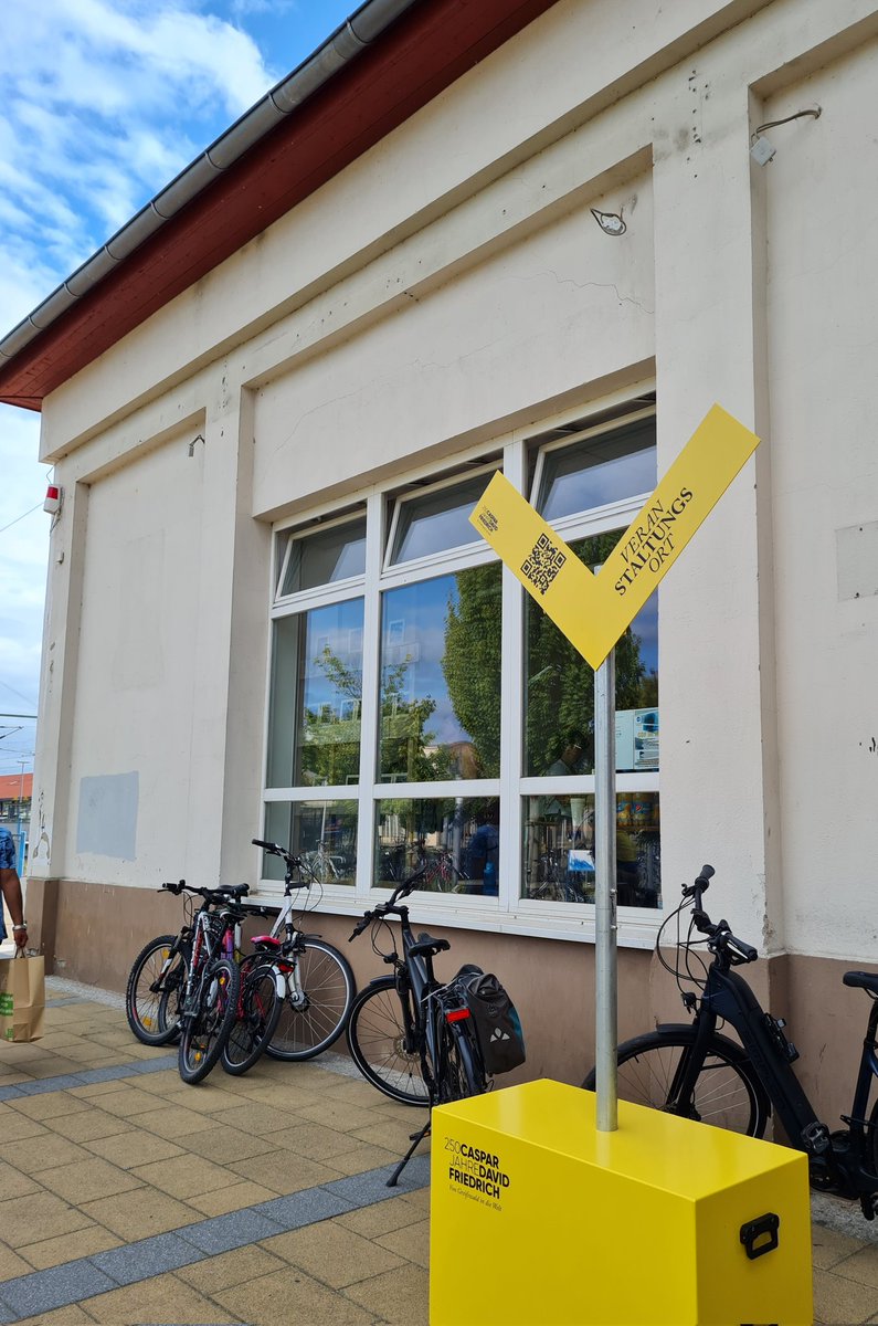 Nun ist sie endlich eröffnet, unsere Ausstellung zu „CDF im NS“ in Greifswald im ehem. Zeitungspavillon des Greifswalder Bahnhofs. Wir haben bis 19. September immer montags bis freitags von 10 bis 16 Uhr geöffnet. Wer also die Kreidefelsen von Friedrich im Pommerschen