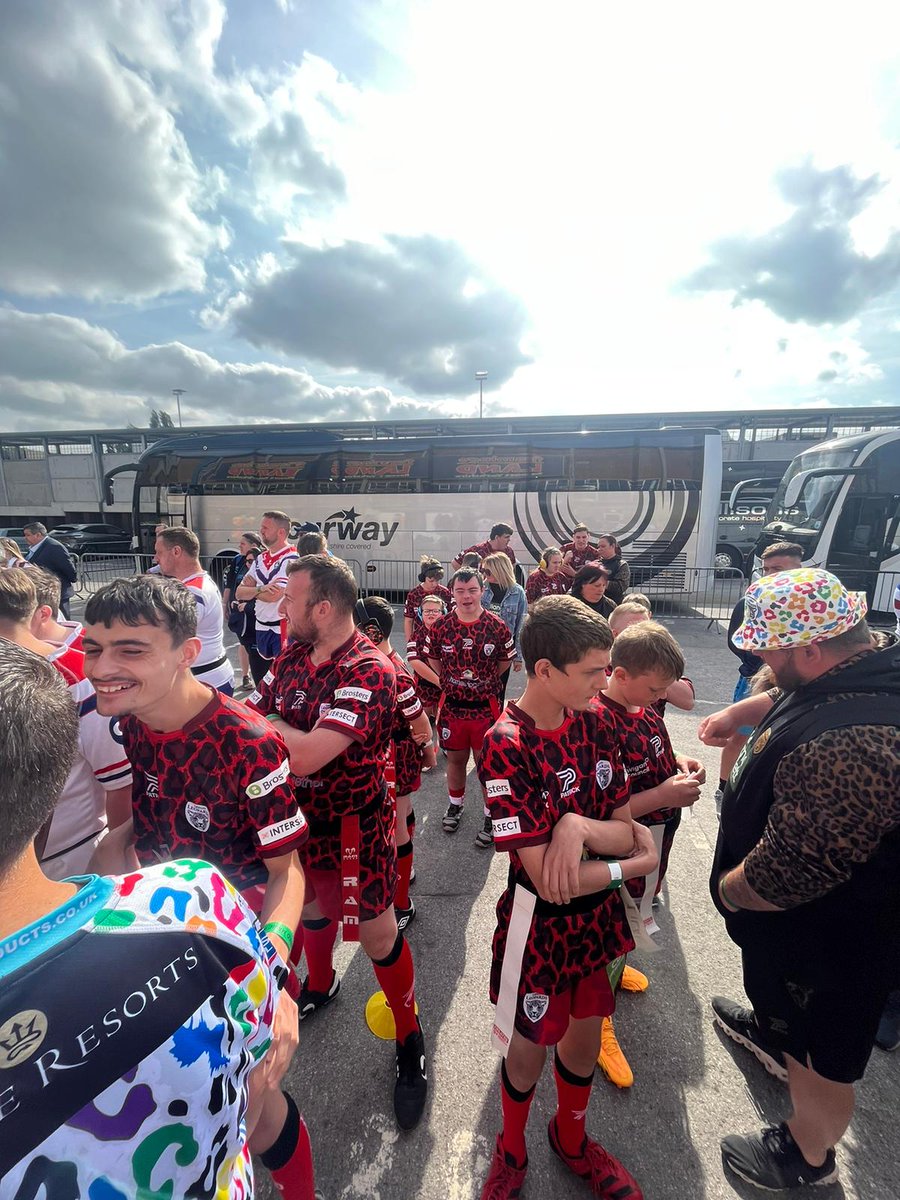 Give our LDRL teams a huge roar as they enter the pitch at half time of the Hull KR v Catalans game.