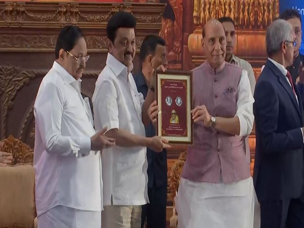 ani_digital's tweet photo. "Titan of Indian politics": Rajnath Singh releases commemorative coin to mark M Karunanidhi's birth centenary
Read @ANI Story | https://t.co/A4VQe3ebSR
#RajnathSingh #Karunanidhi #100rupeecoin https://t.co/QDe2q5OtHm