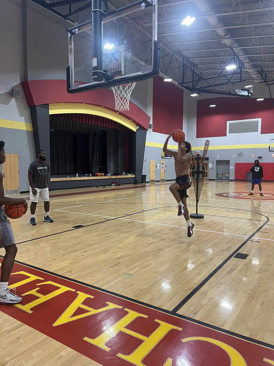skillsdrills859's tweet photo. Grind Don’t Stop!! #itsjustwork #getbettergang #howbadyouwantit 🏀💪🏿 https://t.co/TboXMDIKaq