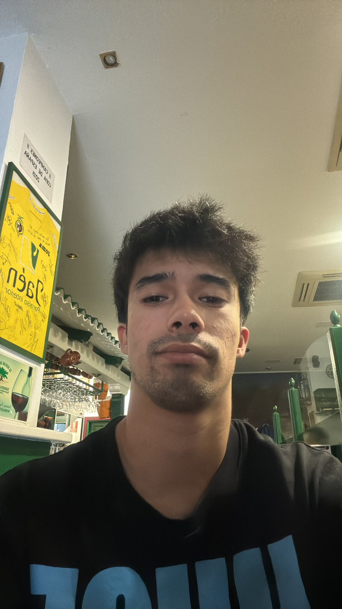 masterr30's tweet photo. Recién salido sudado del curro , quien me huele y me chupa los sobacos y pies ? https://t.co/RBFZ8n2iI7