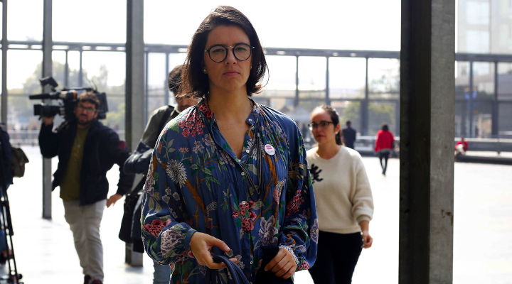chvnoticias's tweet photo. Isabel Amor endurece el tono y cuestiona argumento del Gobierno: “Una bolsa de payasos” 👇

https://t.co/IRZH6vpwwT https://t.co/sTOyFjIm5r