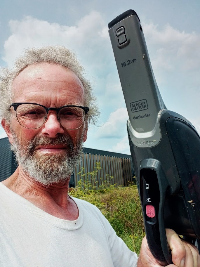 Lekjutter's tweet image. Two items eligible for #strangestfinds this month.
Neck of a guitar (the rest was burned in a campfire I'm afraid) and a functioning Black&amp;amp;Decker mini vacuum cleaner. Unfortunately the charger is missing. @CornishSpliced