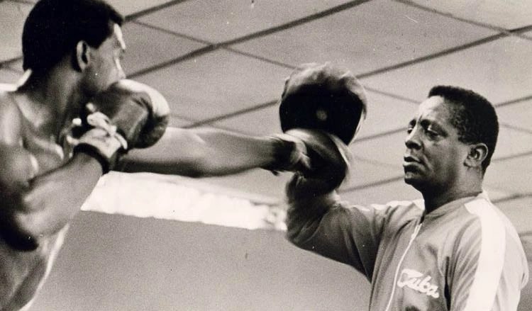 DiazCanelB's tweet photo. El boxeo cubano tiene 42 medallas de oro en Juegos Olímpicos. 

19 entrenadores de la escuela cubana de boxeo representaron a otros países en #Paris2024. Ahí esta la huella de un excepcional educador, Alcides Sagarra, que hoy está de cumpleaños. 

¡Felicidades, Héroe del Trabajo! https://t.co/9jfZ1XBEV2