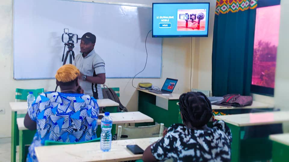 En août et septembre, l'Association des femmes professionnelles des médias organise des sessions de formations durant les week-ends sur le journalisme mobile et le web journalisme. Ces sessions sont animées par des experts du domaine. Steven Midjola, et Martialle AMENKEY..