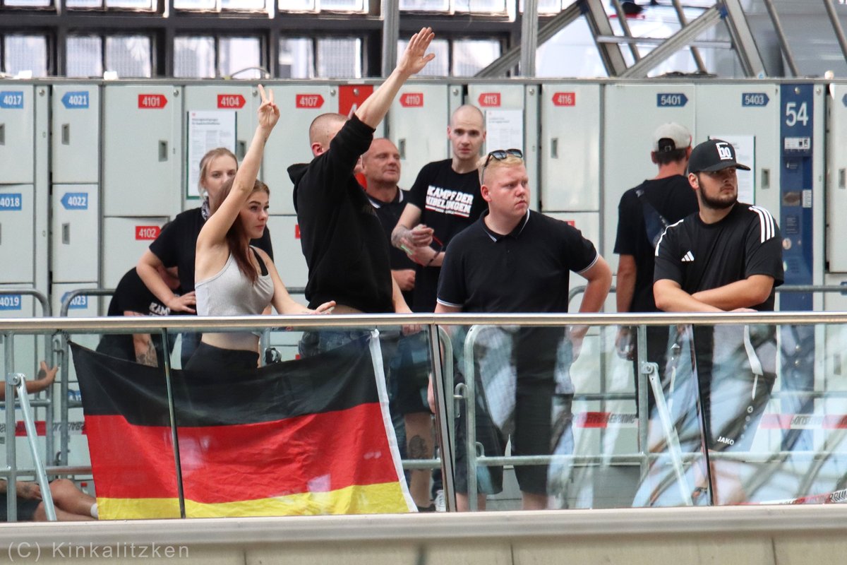 kinkalitzken's tweet photo. Da über 500 Antifaschist*innen den Zugang zur vorgesehenen Versammlungsfläche blockierten, standen bis zu 400 Neonazis im #Leipzig|er Hauptbahnhof in einem Polizei-Kessel, statt den #CSDLeipzig zu stören. #le1708 

78 Bilder: https://t.co/qzHFeebeEW https://t.co/fe7jBqTxxT