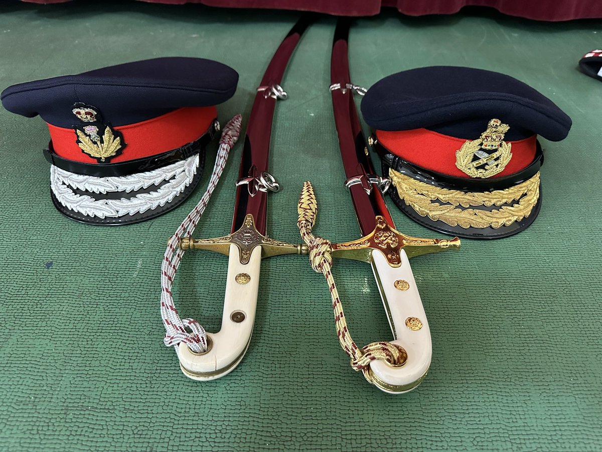 Alastair Bruce (@alastairbruce_) on Twitter photo Lord Lieutenant always takes precedence in UK: with uniform similar to <a href="/BritishArmy/">British Army 🇬🇧</a> General.
This is because Lord Lieutenants once commanded county militia (or Reserve), so they have silver braid, where a General wears gold. Lord Lieutenant always takes precedence in UK: with uniform similar to <a href="/BritishArmy/">British Army 🇬🇧</a> General.
This is because Lord Lieutenants once commanded county militia (or Reserve), so they have silver braid, where a General wears gold.