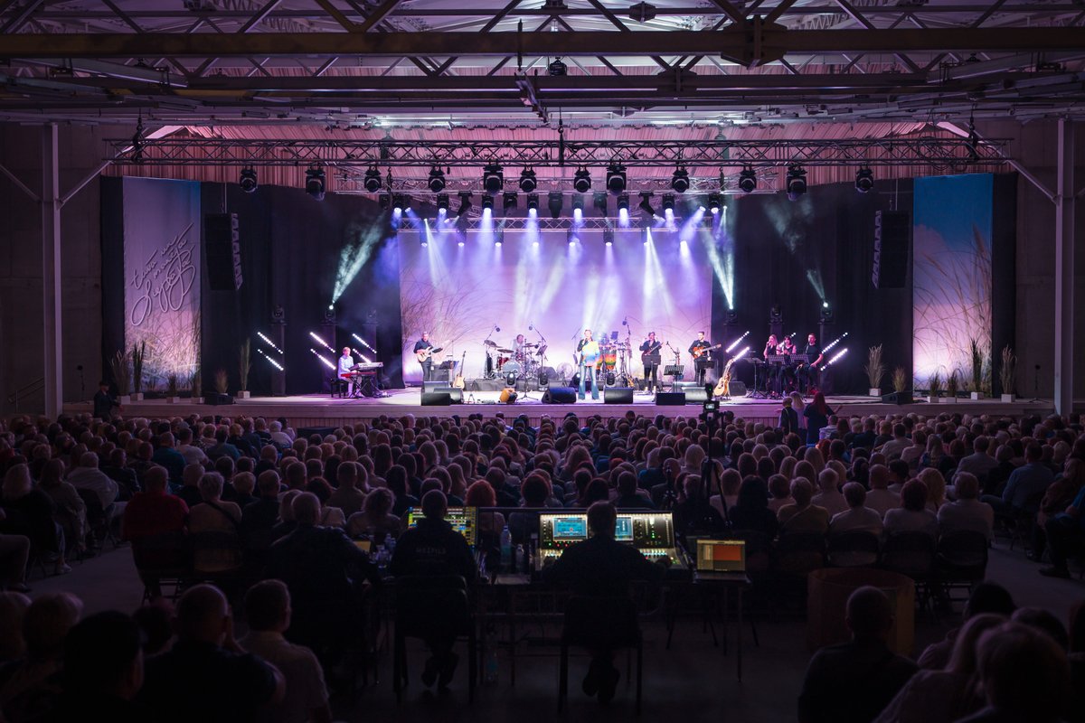 liepajalv's tweet photo. Koncertiem brīvā dabā piemīt īpaša noskaņa. Un jo īpaši, ja tie izskan leģendārajā Liepājas koncertdārzā "Pūt, vējiņi!"
Šajās brīvdienās norisinājās latviešu rokmūzikas notikums – koncerts "Tavā un manējā Liepājā", kas pulcēja vairākus tūkstošus klausītāju. https://t.co/OsmIJdUuYT