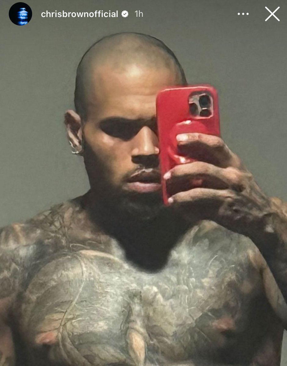 BreezyRelated's tweet photo. Chris Brown shows off his new look. https://t.co/ApX6S3oycD