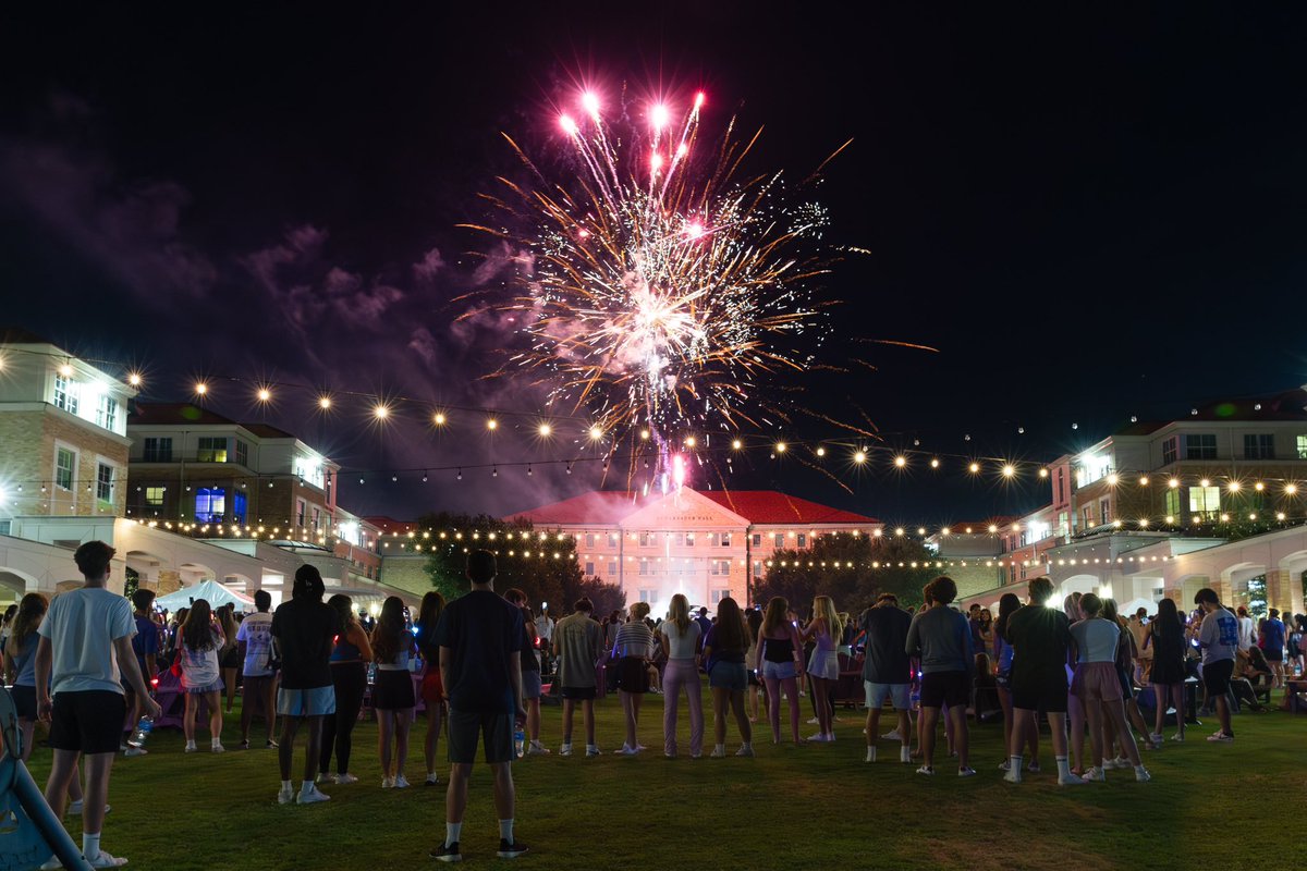 TCU's tweet photo. Last night, we officially welcomed the Class of 2028 to TCU! They enjoyed Family Dinner, Chancellor's Assembly and of course, fireworks! π #GoFrogs #TCU28 https://t.co/XWekWHN3fU