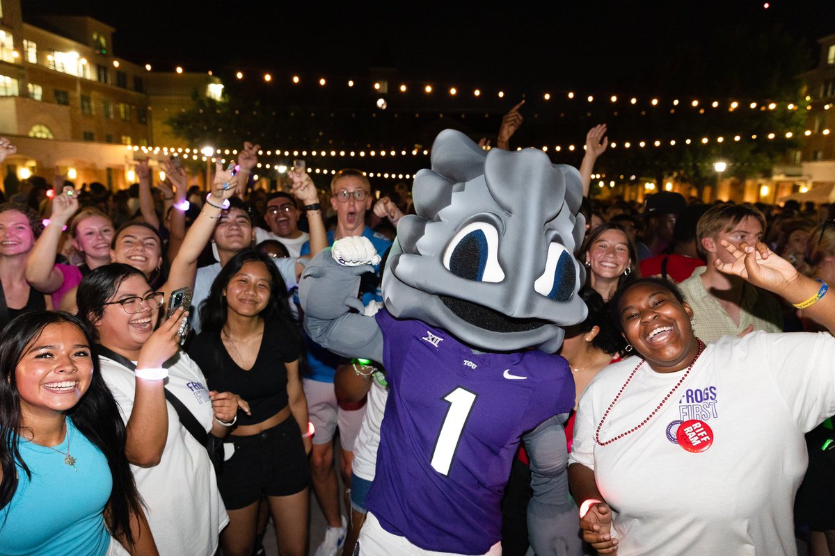 TCU's tweet photo. Last night, we officially welcomed the Class of 2028 to TCU! They enjoyed Family Dinner, Chancellor's Assembly and of course, fireworks! π #GoFrogs #TCU28 https://t.co/XWekWHN3fU