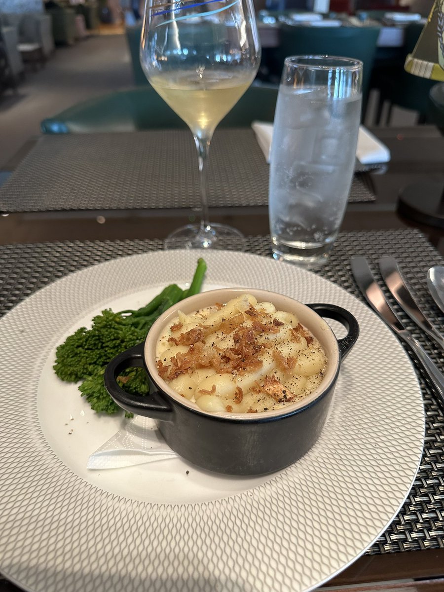 alexdc1's tweet image. Work travel on a Sunday made better thanks to @British_Airways CCR team - speedy supper and adult beverage- it’s still the weekend after all 🍾✈️