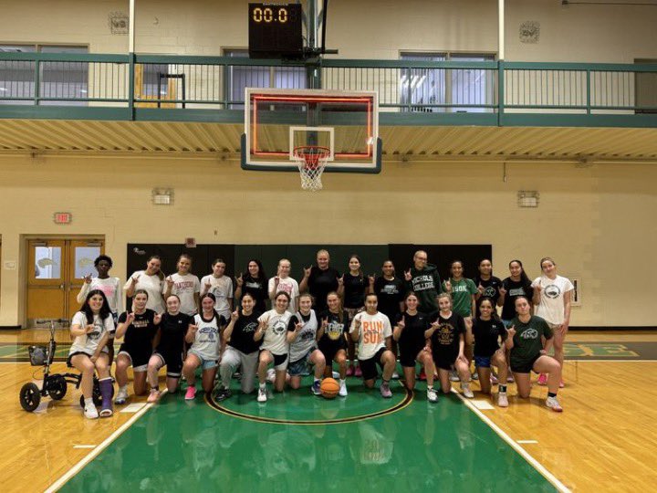 A_Summersett's tweet photo. Thank you @CoachDNags and @AvaLimonciello for an amazing prospect camp! Was filled with tons if energy and enthusiasm💚🤍! https://t.co/Y7HMUIFQts