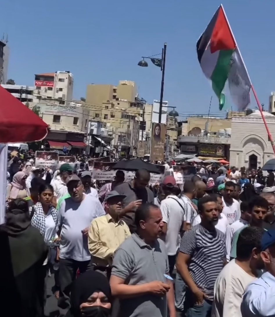 SwordOfSalomon's tweet photo. 🚨 📸 La députée 🇪🇺 LFI, @RimaHas, filmée en pleine manifestation à Amman, sous un drapeau des brigades Izz ad-Din al-Qassam (Branche militaire du Hamas) !

Cette photo fera date, incarnant à elle seule toutes les prises de position de cette apologiste du terrorisme depuis le 7 octobre.
Il est urgent qu’elle soit destituée du Parlement européen !

@EP_President @Europarl_FR @Europarl_EN @fxbellamy