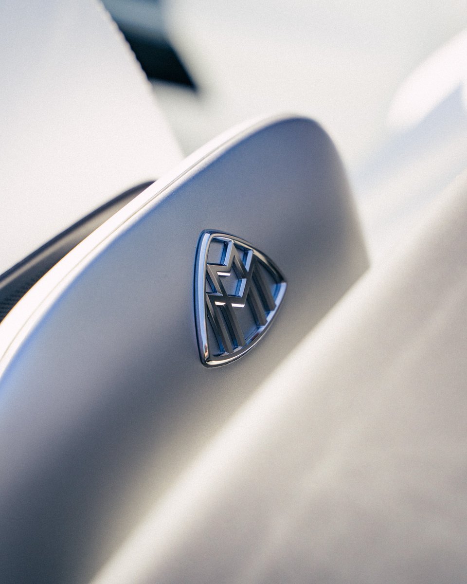 MercedesBenz's tweet photo. This is where drop-top dreams begin. The all-new Mercedes-Maybach SL Monogram Series announces its arrival in timeless style with an illuminated grille and upright Mercedes star on the bonnet.

#MercedesBenz #MercedesMaybach #SL

[Mercedes‑Maybach SL 680 Monogram Series | vorläufige Angaben* | Energieverbrauch kombiniert 13,7 l/100 km | CO₂-Emissionen kombiniert: 312 g/km | CO₂-Klasse: G]
*Die Angaben sind vorläufig. Es liegen bislang weder bestätigte Werte von einer amtlich anerkannten Prüforganisation noch eine EG-Typgenehmigung noch eine Konformitätsbescheinigung mit amtlichen Werten vor. Abweichungen zwischen den Angaben und den amtlichen Werten sind möglich.