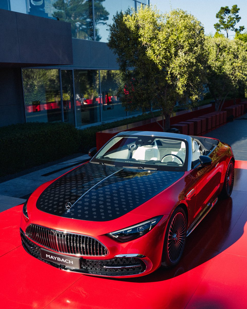 MercedesBenz's tweet photo. This is where drop-top dreams begin. The all-new Mercedes-Maybach SL Monogram Series announces its arrival in timeless style with an illuminated grille and upright Mercedes star on the bonnet.

#MercedesBenz #MercedesMaybach #SL

[Mercedes‑Maybach SL 680 Monogram Series | vorläufige Angaben* | Energieverbrauch kombiniert 13,7 l/100 km | CO₂-Emissionen kombiniert: 312 g/km | CO₂-Klasse: G]
*Die Angaben sind vorläufig. Es liegen bislang weder bestätigte Werte von einer amtlich anerkannten Prüforganisation noch eine EG-Typgenehmigung noch eine Konformitätsbescheinigung mit amtlichen Werten vor. Abweichungen zwischen den Angaben und den amtlichen Werten sind möglich.