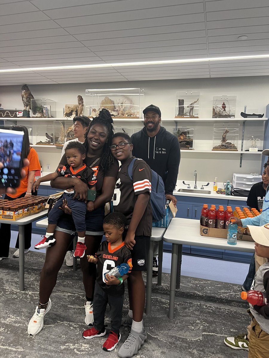 #Browns Myles Garrett at his 3rd annual back to school kickoff event at the Cleveland Museum of Natural History. Garrett is right at home here amongst the dinosaur fossiled skeletons.