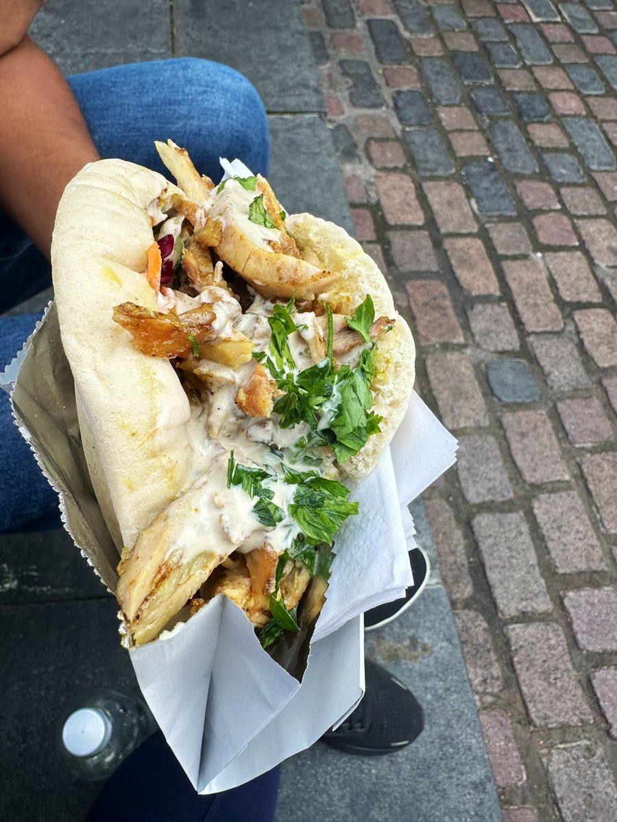 free_style_chef's tweet image. Sunday stroll through Camden Market and some ok eats. 

So many people! 
A basic chicken shawarma pita. 

#camden #shwarma #london