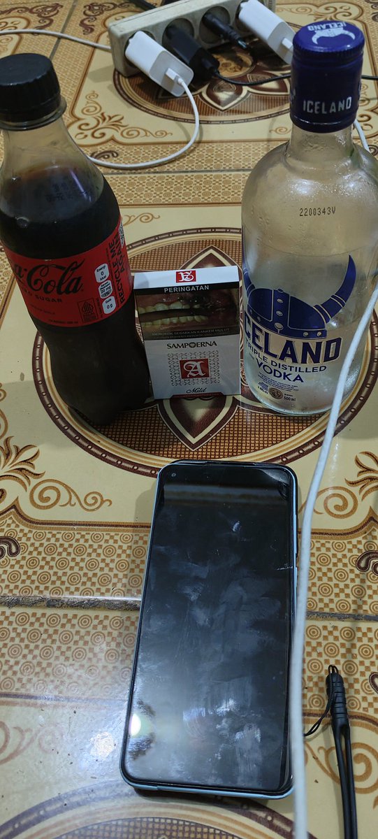 Jultri22's tweet photo. Karena pulang kerja mlm dan gagal nongkrong minum dirumah aja minum sendiri juga abok ini 😁😁 https://t.co/4ObIrY2Fzg